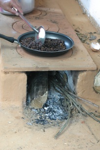 Fogon stove powered by coffee tree trunks